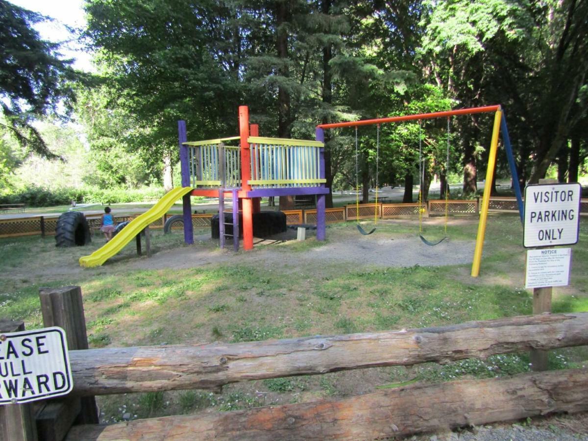 Dean Creek Resort Redway Екстер'єр фото